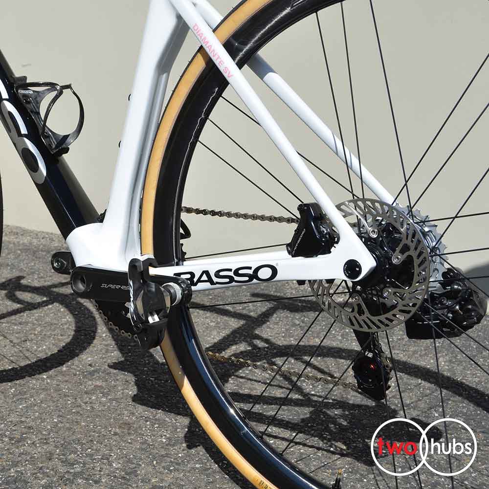 So pleased to be able to purchase a new Basso Diamante SV Campagnolo 11 speed eps record NON Disc. It came with Deda Elementi 48 ceramic bearings to which I have fitted